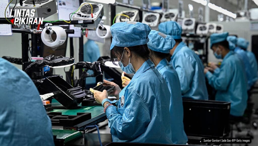 Pekerja Perakit Ponsel Pintar (Sumber Gambar/Jade Gao-AFP-Getty images)