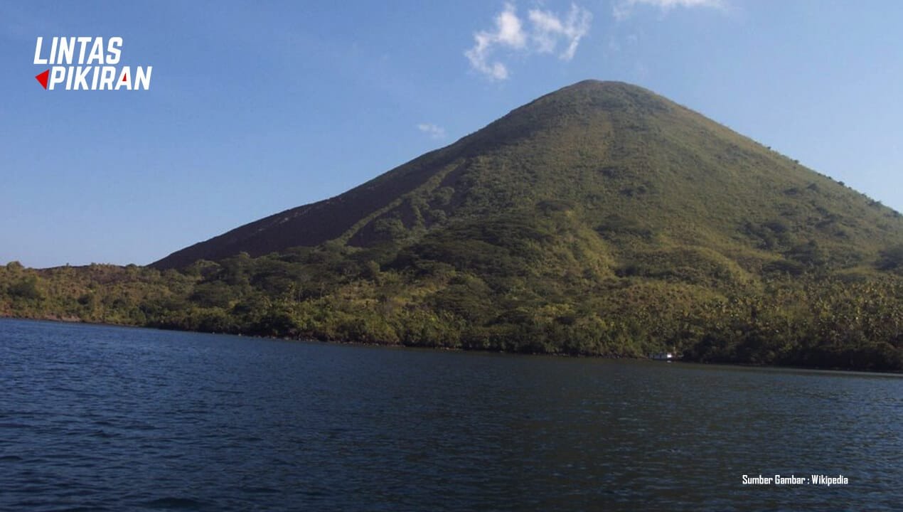 Gunung Api Banda (Sumber Gambar : Wikipedia)