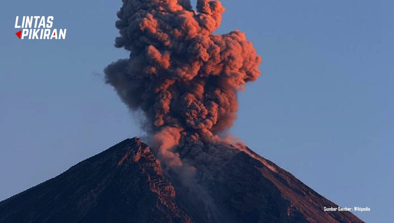 Gunung Semeru Erupsi (Sumber Gambar : Wikipedia)