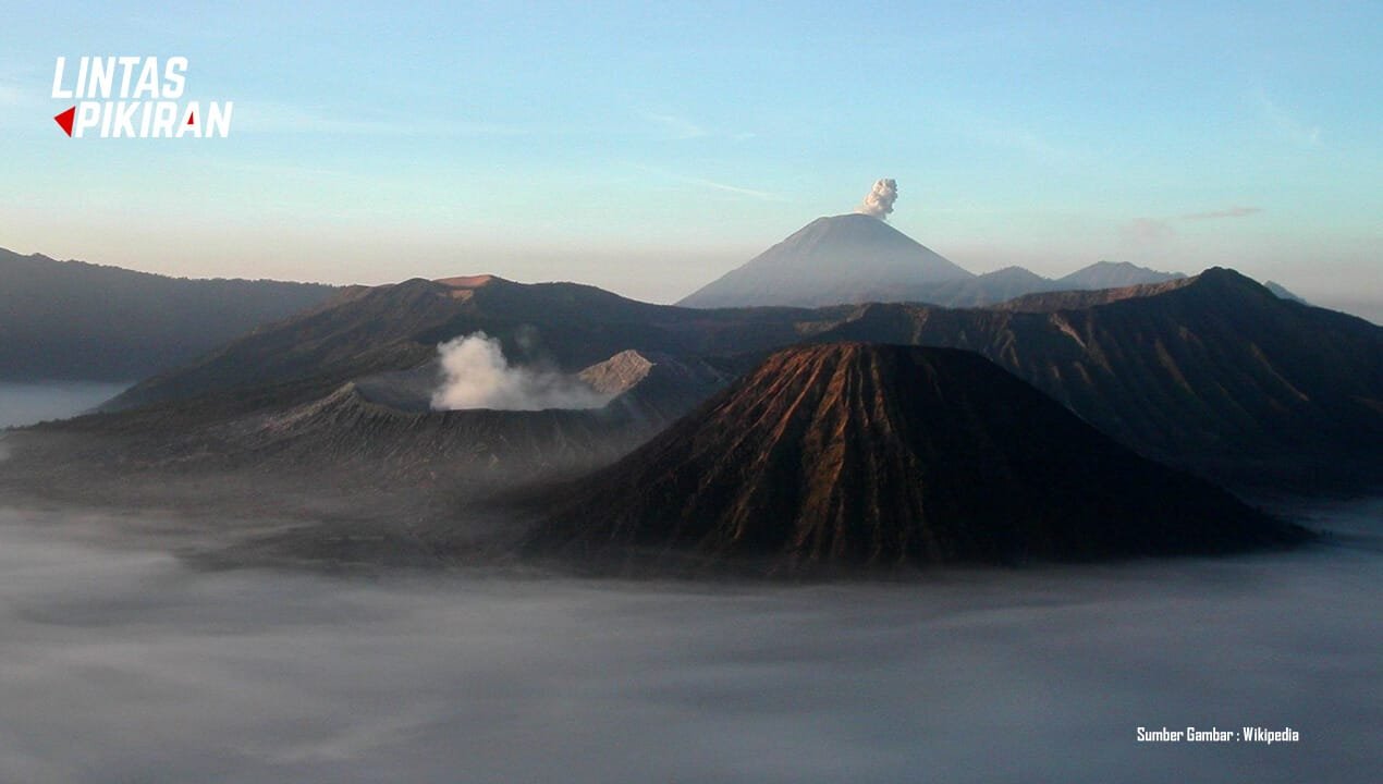 Penampakan Gunung Bromo Dari Udara (Sumber Gambar : Wikipedia)