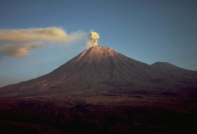 Gunung Semeru (Sumber Wikipedia)