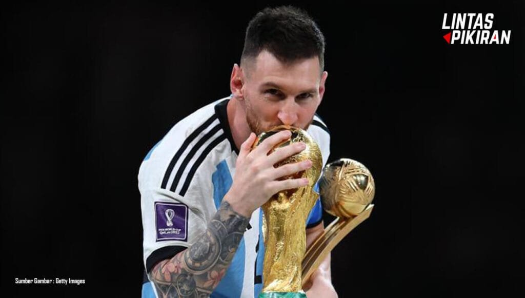 Lionel Messi Mencium Trophy Piala Dunia 2022 (Getty Images)