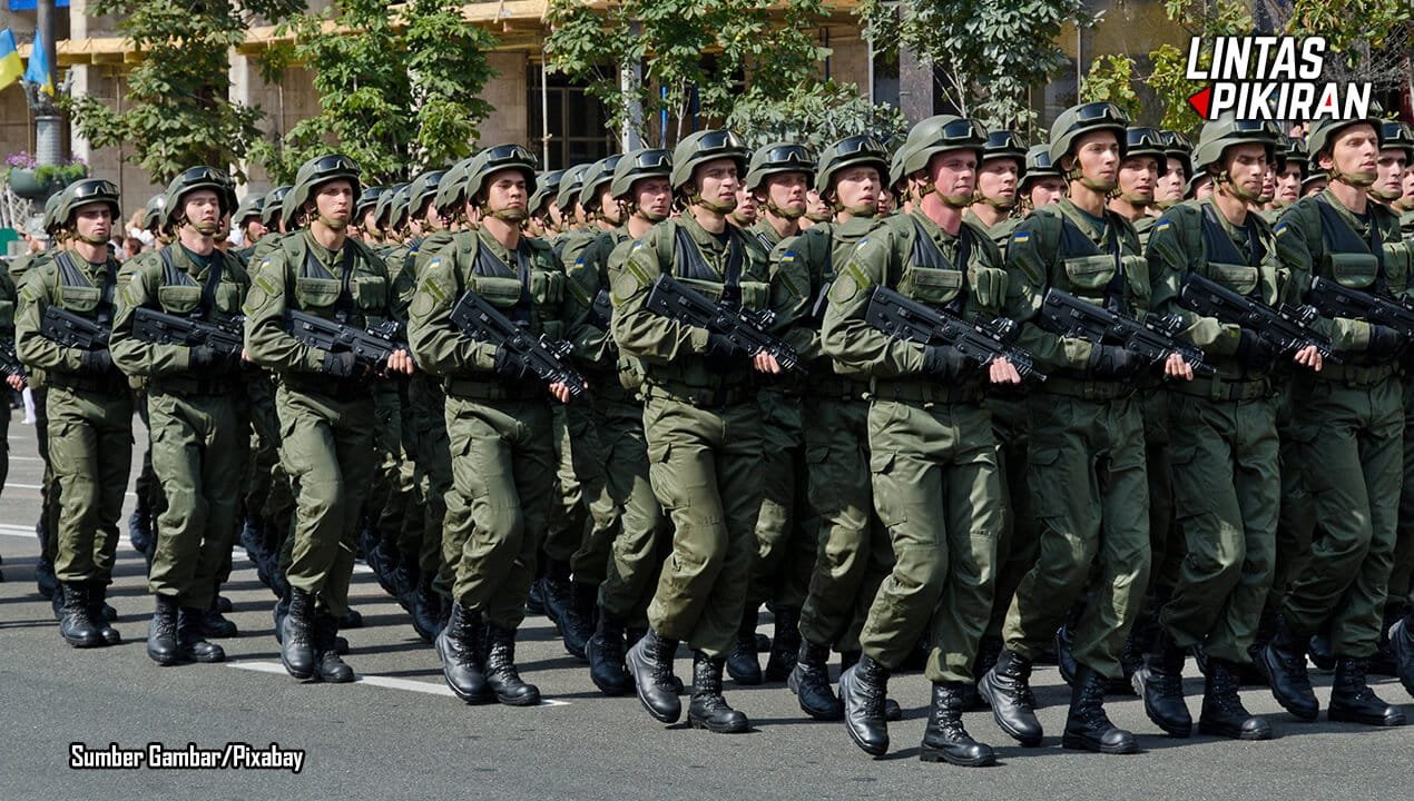 Pasukan Militer Ukraine Sedang Menjalani Parade (Sumber Gambar/Pixabay)