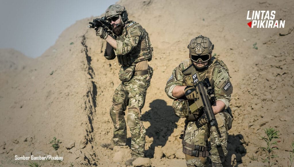 Dua Prajurit militer sedang Bersiaga (Sumber/Pixabay)