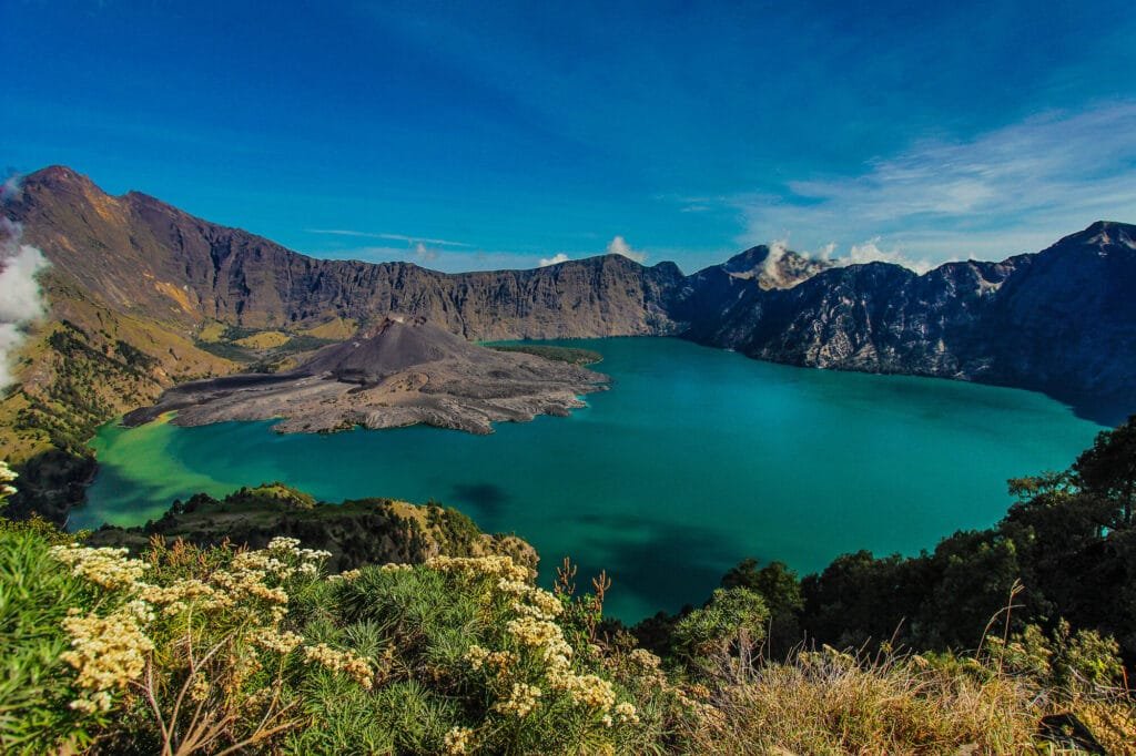 Danau Segara Anak Pesona Indah di Tengah Gunung Rinjani